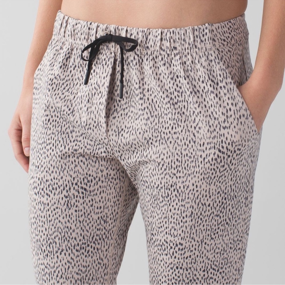 Jet Crop Slim in Dottie Dash Grain Black